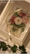 Pêle-mêle romantique, cadre bois patiné et bouquet de fleurs sur linge ancien 