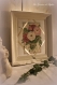 Pêle-mêle romantique, cadre bois patiné et bouquet de fleurs sur linge ancien 