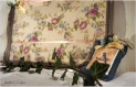 Pêle-mêle romantique, cadre bois patiné et toile de lin fleurie 