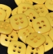 B44b2r / mercerie boutons basiques carrés plastique jaune 16mm vendus à l'unité 