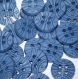 B42b1r / mercerie boutons coloris bleu motif courbes 14mm vendus à l'unité 