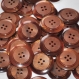 B39a4r / mercerie boutons ronds plastique marron noisette 26mm vendus à l'unité 