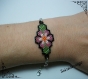 Bracelet avec un motif fleur en perles tissées et une chaîne argentée 