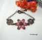 Bracelet avec une fleur en perles myuki tissée et estampes en bronze 
