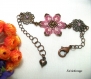 Bracelet avec une fleur en perles myuki tissée et estampes en bronze 