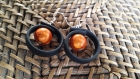 Boucles d'oreilles en pvc noir et perle magique orange 