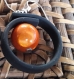 Boucles d'oreilles en pvc noir et perle magique orange 