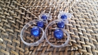Boucles d'oreilles pendantes pvc transparent et perles magique bleue 