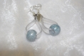 Boucles d'oreilles pendantes pvc et perle bleue grise 