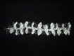 Bracelet avec pétales d'organza, au centre un ruban de satin et des perles de rocailles 