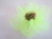 Broche avec une fleur d'organza et un coeur de perle, sur un support en bronze 