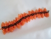Bracelet avec pétales d'organza, au centre un ruban de satin et des perles de rocailles 
