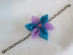Bracelet avec une fleur d'organza et un coeur de perle, sur une chainette en bronze 