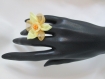 Bague avec une fleur d'organza et un coeur de perle, sur un support en bronze extensible 