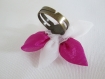Bague avec une fleur d'organza et un coeur de perle, sur un support en bronze extensible 