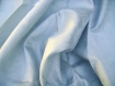 N°112 -tissu en taffetas de satin et polyester - bleu ciel a motifs fleurs tissees 