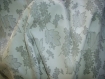 N°186-tissu en coton imprime de fleurs blanches grises 