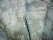 N°186-tissu en coton imprime de fleurs blanches grises 