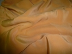 N°93-tissu en viscose soie effet satine- jaune peche 