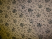 N°63-tissu en coton effet crepi - beige a motifs fleurs