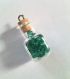 Pendentif mini fiole rectangulaire remplie de perles vertes 