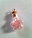 Pendentif mini fiole en forme de fleur et remplie de perles roses 
