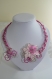 Collier en fil d'aluminium de couleur rose et perle agrémenté d'une fleur 