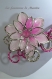 Collier en fil d'aluminium de couleur rose et perle agrémenté d'une fleur 