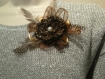 Broche pince cheveux artisanal,fleur marron, crochetée main,rubans,plumes,perle, upcycling 