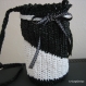 Petit sac seau rond,polochon noir/blanc graphiques,crocheté avec des sacs plastique recyclés,fait main 
