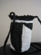 Petit sac seau rond,polochon noir/blanc graphiques,crocheté avec des sacs plastique recyclés,fait main 