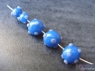  5 perles bleues à pois mauves en porcelaine froide