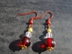 Boucle d'oreille pendante en verre rouge sur accroche en métal rouge