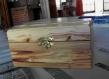 Coffret en bois massif d' érable, plaqué en bois de lilas de 2 mm d ' épaisseur, ouverture a 90 degrés 