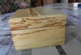 Coffret en bois massif d' érable, plaqué en bois de lilas de 2 mm d ' épaisseur, ouverture a 90 degrés 