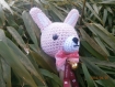 Hochet lapin rose au crochet et bois pour les petits bout choux 