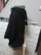 Une veste réalisé au crochet dans les couleurs noir et bordure gris 
