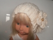 Bonnet pour enfant de couleur beige,travaillé au crochet 