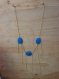 Collier chaîne dorée et pierres teintées bleues 