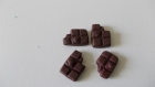 Lot de 2 breloques tablette de chocolat en pâte polymère 