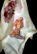 Foulard-soie de jeune femme en prière avec des roses. peinture sur soie 