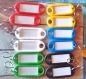 Lot de 12 porte-clés « étiquettes » en plastique au choix- bleu-rouge-vert-jaune-noir-blanc 