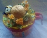 Boîte de rangement ronde en carton de papiers à motifs chapeau de paille avec des fleurs et petite boite d'un masque 