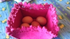Petit panier violet en tissu pour des œufs de pâques 