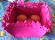 Petit panier violet en tissu pour des œufs de pâques 