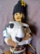 Une petite poupée bulgare traditionnelle-avec le "gaïta,gaïda,cornemuse" en cuillère de bois 