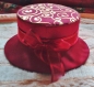 Boite rouge en forme de chapeau satin et ruban avec nœud fait la main 