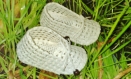 Deux marque-place-chaussons au crochet avec matériaux recyclés déco 