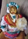 Une petite poupée bulgare traditionnelle -" jeune fille avec quenouille, broche bulgare" en cuillère de bois 