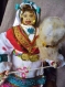 Une petite poupée bulgare traditionnelle -" jeune fille avec quenouille, broche bulgare" en cuillère de bois 
